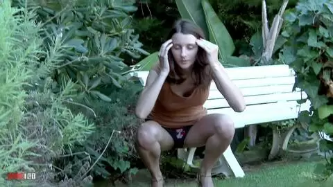 Pauline Cooper fait un petit pipi en exterieur photo 03