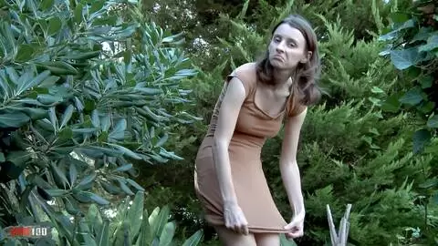 Pauline Cooper fait un petit pipi en exterieur photo 15