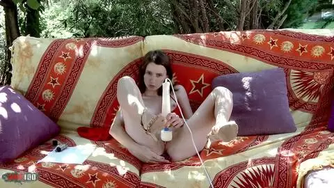 La jeune française Pauline Cooper joue avec un vibro avec un gode planté dans son cul photo 08