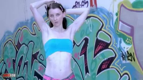 La jeune française Pauline Cooper fait un striptease devant un mur de Tag photo 01