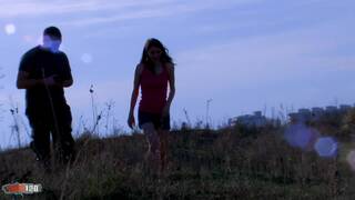 Bonne baise sur une plage publ