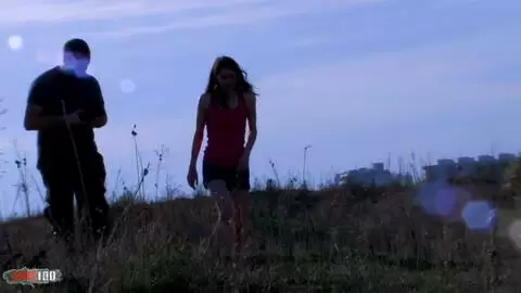 Bonne baise sur une plage publique avec la jeune française Pauline Cooper photo 01