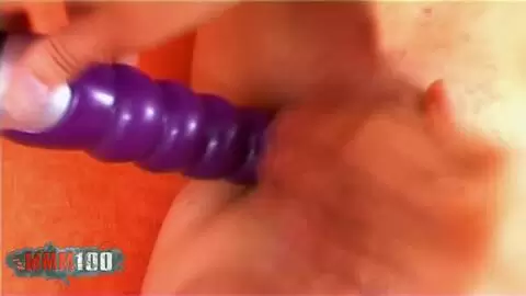 Fille espagnole maigre avec d'énormes seins se déshabillant sur le lit photo 08