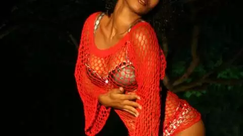 La ravissante teen black Priska Farel se déshabillant  photo 06