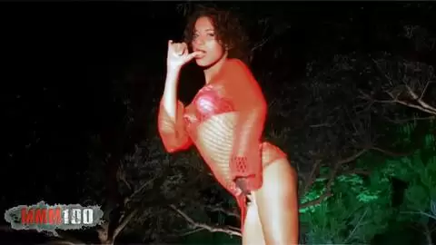 Session de photos de nuit avec la belle petite black française Priska Farell photo 01