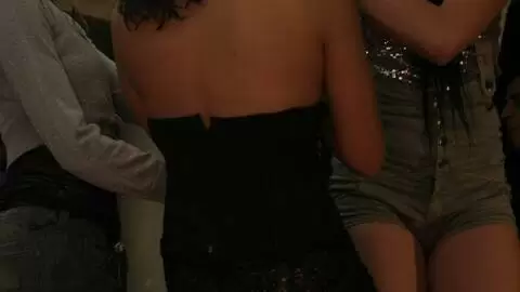 Exhibition de trois chiennes en chaleur dans une discothèque photo 1