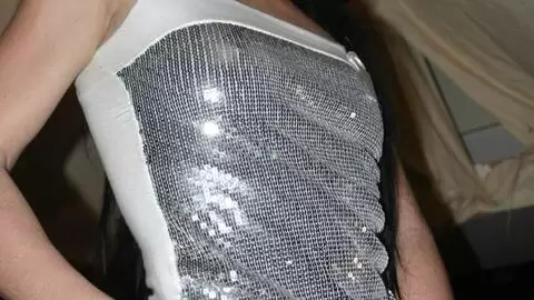 Exhibition de trois chiennes en chaleur dans une discothèque photo 3