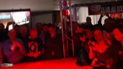 2 strippeuses s'enfilent au gode ceinture en public photo 01