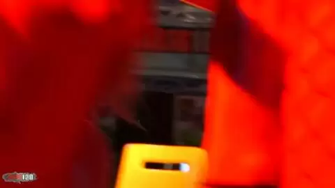 2 strippeuses s'enfilent au gode ceinture en public photo 02