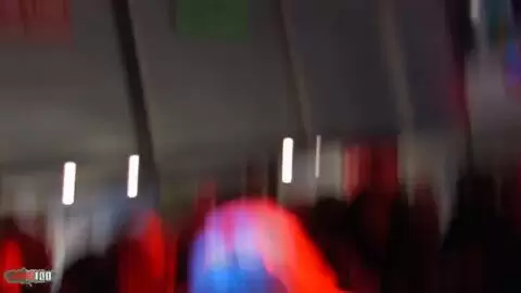 2 strippeuses s'enfilent au gode ceinture en public photo 03