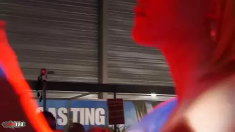 2 strippeuses s'enfilent au gode ceinture en public photo 04