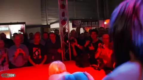 2 strippeuses s'enfilent au gode ceinture en public photo 05