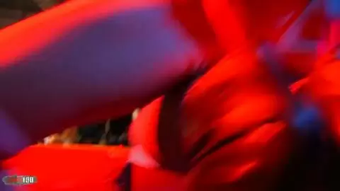 2 strippeuses s'enfilent au gode ceinture en public photo 09