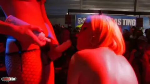 2 strippeuses s'enfilent au gode ceinture en public photo 10