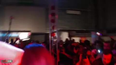 2 strippeuses s'enfilent au gode ceinture en public photo 13