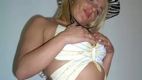 Une latino blonde se branle avec un gode photo 6