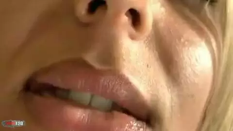 Belle blonde à gros seins naturels Raquel se  change photo 01