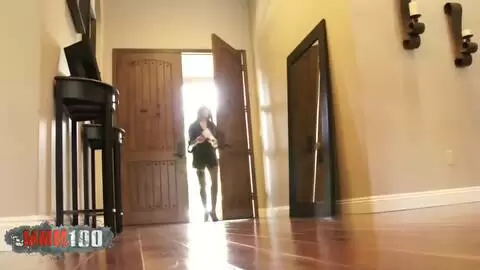 La grosse chatte poilue de Raylene prend la grosse bite de Mark Wood - Une MILF en bas se fait pilonner