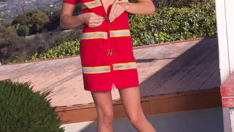 La jolie petite blonde Rebecca Face faisant un striptease  photo 6