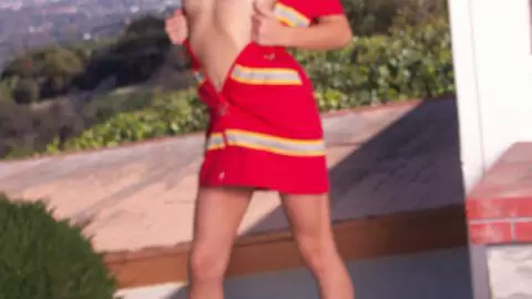 La jolie petite blonde Rebecca Face faisant un striptease  photo 7