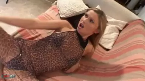 Une bombe tchèque fait un strip sur un sofa photo 04