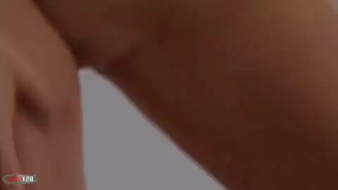 Une bombe blonde retire sa combinaison en résille photo 16