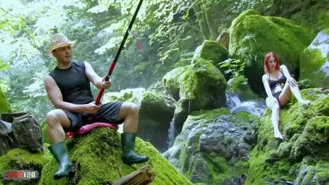 Rihana Ferraria la rouquine en Folie sous une Cascade de Baise avec Myke Glory photo 3