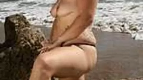 La voluptueuse Rose Kisu faisant un striptease sur la plage  photo 15