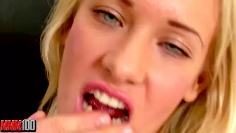 Douce jeune blonde russe suce une bite et se fait éjaculer sur le visage photo 03