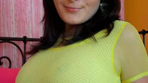 Photos d'une jeune brune en jean noir , petite culotte blanche et un haut jaune photo 2