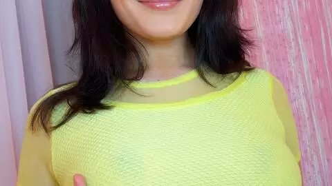 Photos d'une jeune brune en jean noir , petite culotte blanche et un haut jaune photo 4