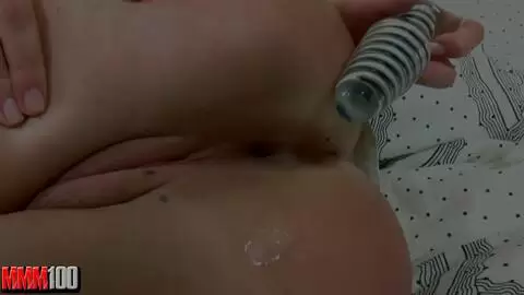 Petite princesse slave se met un gros gode dans le cul photo 16