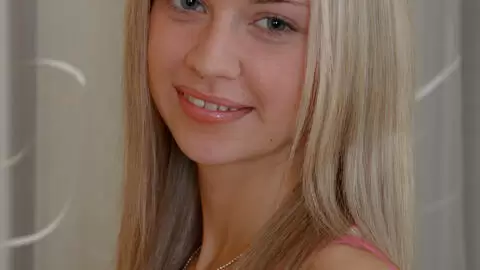 Douce jeune fille qui se masturbe photo 2