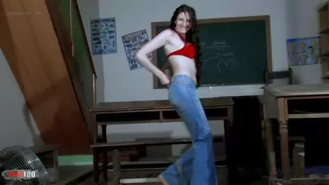 La star du porno brune à gros seins Sabrina Deep se dénude  photo 03