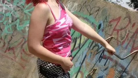 La très excitante rousse Sabrina Sweet fait un strip  photo 5