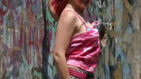 La très excitante rousse Sabrina Sweet fait un strip  photo 14