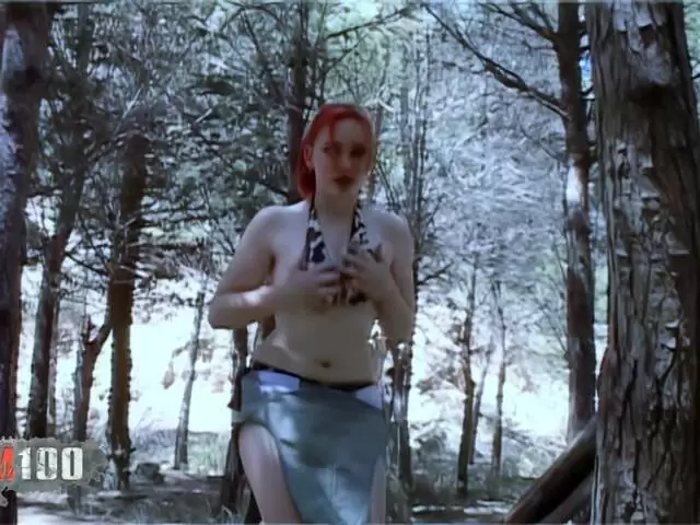 Une belle rousse pulpeuse fait un strip dans la forêt photo 1