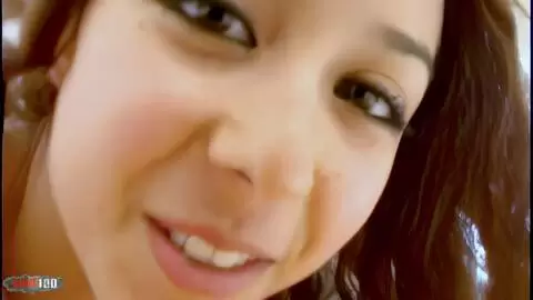 Série de photos sur le canapé avec la délicieuse petite beurette Safia photo 15