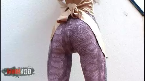 La superbe petite beurette Safia en leggings sur la terrasse photo 05