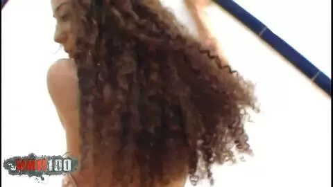 La superbe petite beurette Safia en leggings sur la terrasse photo 06