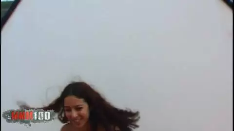 La superbe petite beurette Safia en leggings sur la terrasse photo 12