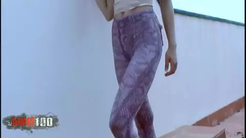 Jeune bombe arabe brune Safia se déshabille sous tes yeux photo 01