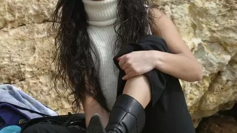 Brune s'amuse en bord de mer photo 1