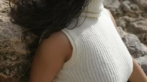 Brune s'amuse en bord de mer photo 2