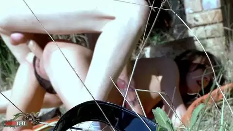 Kevin White défonce le cul et la chatte de la belle beurette Samia Christal en exterieur photo 05