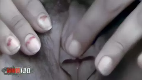 La jolie beurette Sandra faisant un striptease  photo 01