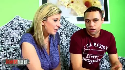 Sara Jay et Lya Pink doublent Jonny Slim dans un trio de MILF photo 01