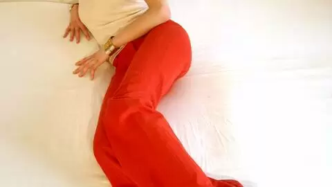 La belle teen blonde Sarai se dénude  photo 1