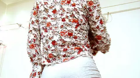 une jolie blonde montre sa chatte bien poilue photo 6