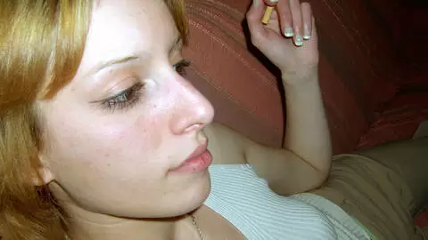 une jolie blonde se deshabille sur le lit photo 2